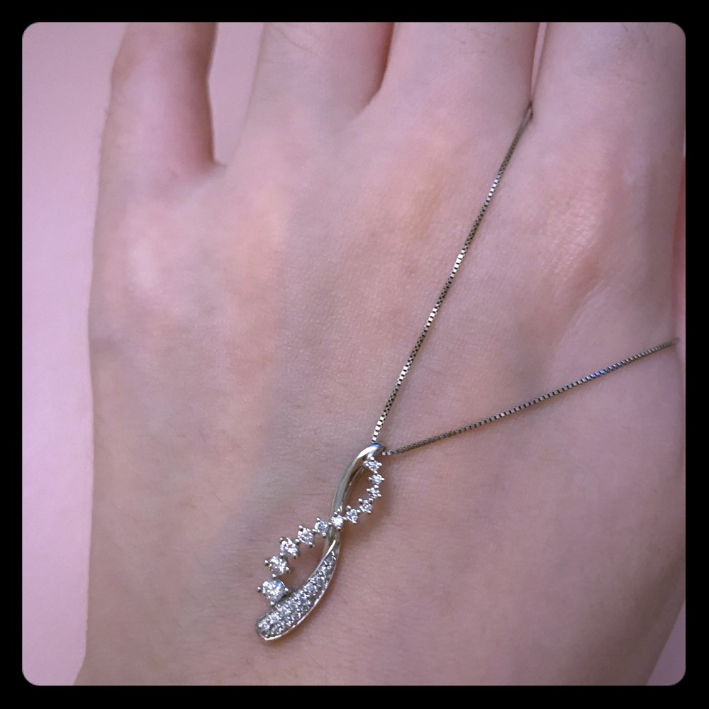 Fashion pendant necklace 14K white gold diamond